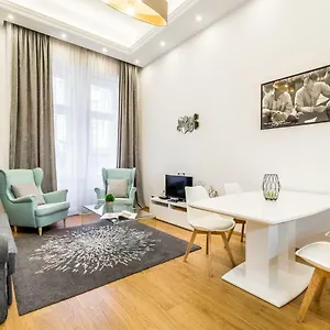 Apartment Hello Downtown - Movie